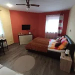 아파트 Borostyan Apartmanhaz *